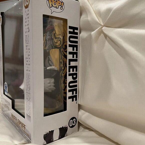 Funko POP! Harry Potter ART Covers Hufflepuff House Badger NIB - Picture 3 of 4